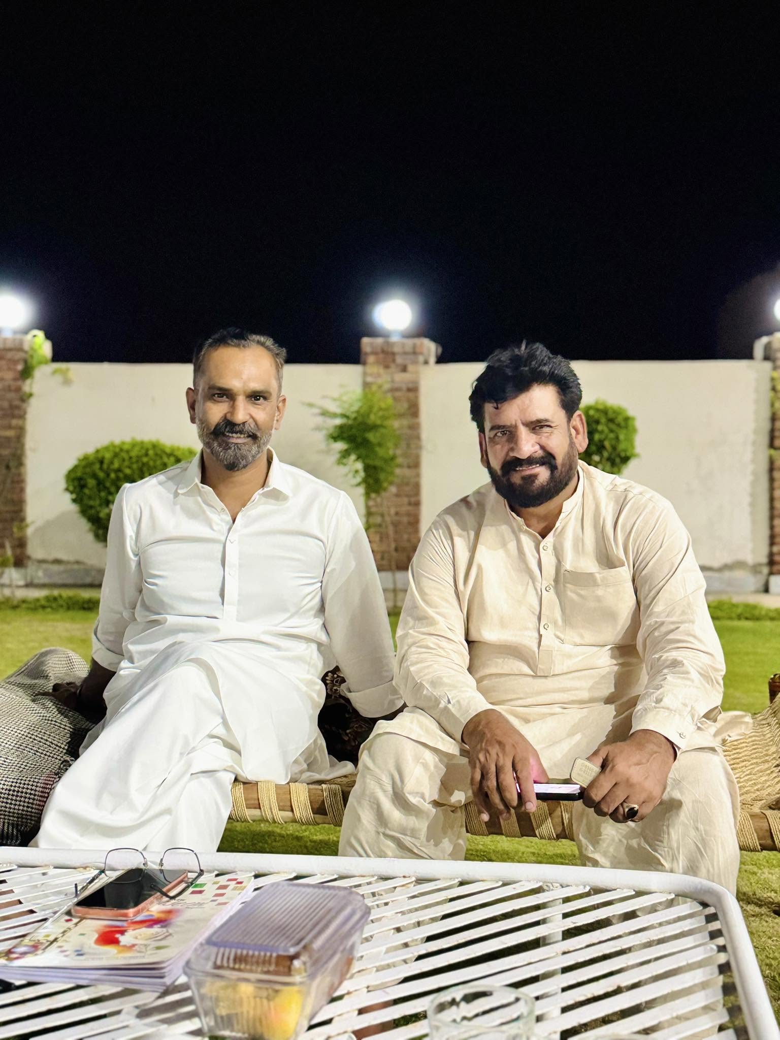 عوام کے منتخب کردہ حقیقی MNA ٹوبہ ٹیک سنگھ 
خالد نواز سدھرآئچ اور حاجی توقیر احمد سدھرآئچ کی طرف سے عید کی خوشیاں مبارک ہوں