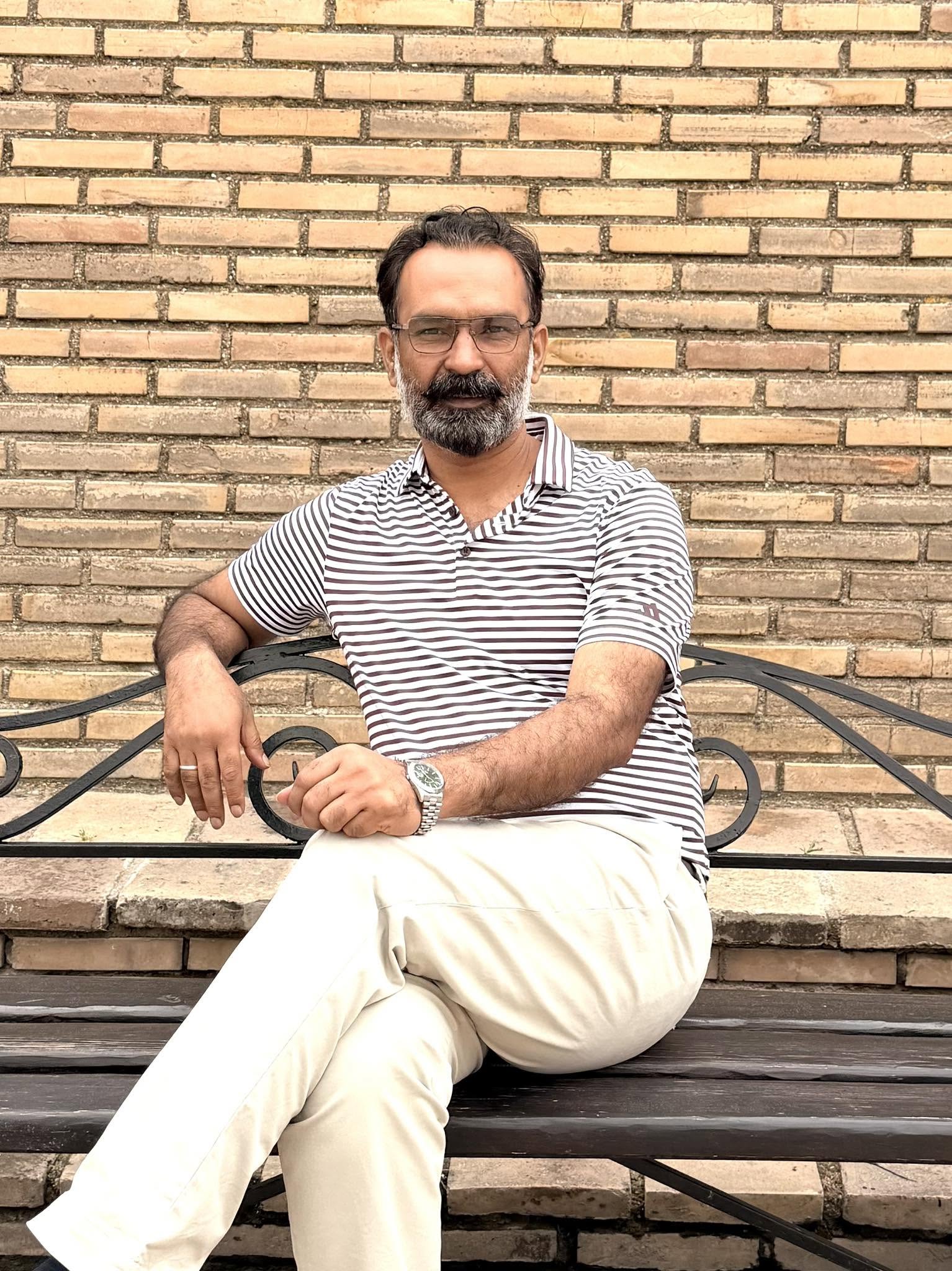 🚨 دریائے چناب، گندم بحران اور قومی سلامتی — حکومت کب جاگے گی؟
پاکستان اس وقت دو بڑے خطرات کا سامنا کر رہا ہے۔ ایک طرف بھارت دریائے چناب کے پانی کے بہاؤ پر اثرانداز ہونے کے منصوبوں پر تیزی سے کام کر رہا ہے، جبکہ دوسری طرف ملک کے کسان گندم کی کم قیمت، بڑھتی ہوئی پیداواری لاگت اور ناقص پالیسیوں کے باعث شدید مالی دباؤ کا شکار ہیں
چناب صرف ایک دریا نہیں، بلکہ پنجاب کی زراعت کی شہ رگ ہے۔ اگر اس کے پانی میں کمی آتی ہے تو لاکھوں ایکڑ زرعی اراضی، زیرِ زمین پانی، نہری نظام اور پن بجلی کی پیداوار متاثر ہو سکتی ہے۔ پانی کا مسئلہ اب صرف زراعت کا نہیں بلکہ قومی سلامتی کا مسئلہ بن چکا ہے۔
افسوسناک امر یہ ہے کہ کسان پہلے ہی گندم کی فصل پر بھاری نقصان اٹھا رہے ہیں۔ کھاد، بیج، زرعی ادویات، ڈیزل اور بجلی کی قیمتیں آسمان سے باتیں کر رہی ہیں جبکہ کسان کو اس کی محنت کا مناسب معاوضہ نہیں مل رہا۔
ہم حکومت پاکستان سے مطالبہ کرتے ہیں کہ:

✅ دریائے چناب کے معاملے پر فوری سفارتی اور قانونی اقدامات کیے جائیں۔
✅ قومی واٹر سیکیورٹی ایمرجنسی نافذ کی جائے۔
✅ نئے آبی ذخائر اور ڈیمز کی تعمیر کو ترجیح دی جائے۔
✅ نہری نظام کی بہتری اور پانی کے ضیاع کی روک تھام کے لیے ہنگامی منصوبے شروع کیے جائیں۔
✅ کسانوں کو ان کی فصل کی منافع بخش قیمت یقینی بنائی جائے۔
اگر آج پانی اور زراعت کے مسائل کو سنجیدگی سے نہ لیا گیا تو کل غذائی بحران، معاشی مشکلات اور قومی سلامتی کے چیلنجز مزید سنگین ہو جائیں گے۔
پاکستان کے کسان ملک کی غذائی سلامتی کے محافظ ہیں، ان کے حقوق اور وسائل کا تحفظ ریاست کی اولین ذمہ داری ہے۔

خالد نواز سدھرآئچ
ترجمان کسان ونگ
سیکرٹری اطلاعات