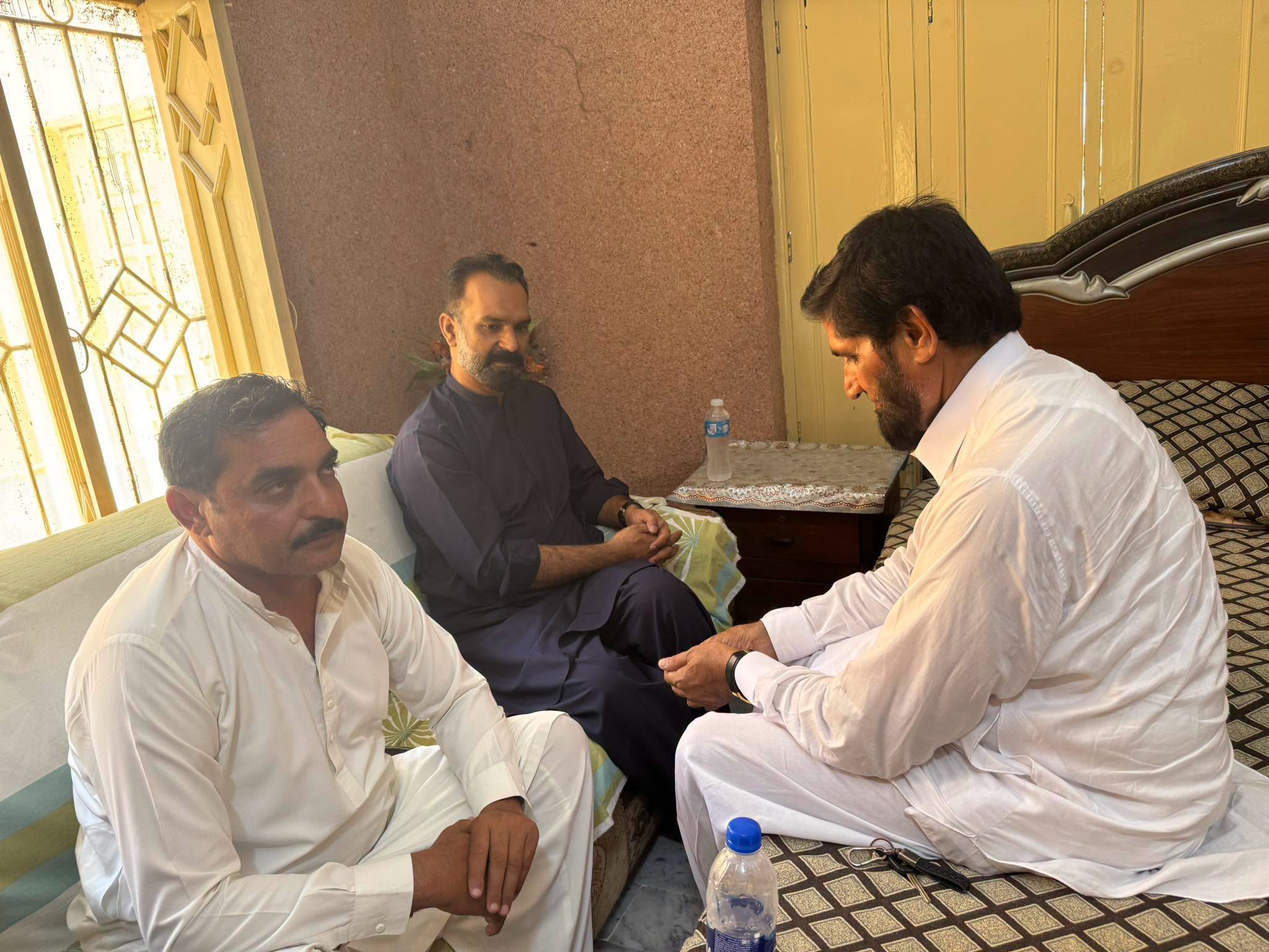 مرکزی سیکرٹری اطلاعات پاکستان تحریک انصاف (کسان ونگ) و عوامی MNA ٹوبہ ٹیک سنگھ چوہدری خالد نواز سدھرآئچ کی حنیف شاہد سیال کے والدِ محترم کی وفات پر اظہارِ تعزیت اور فاتحہ خوانی کے لیے ان کی رہائش گاہ آمد
