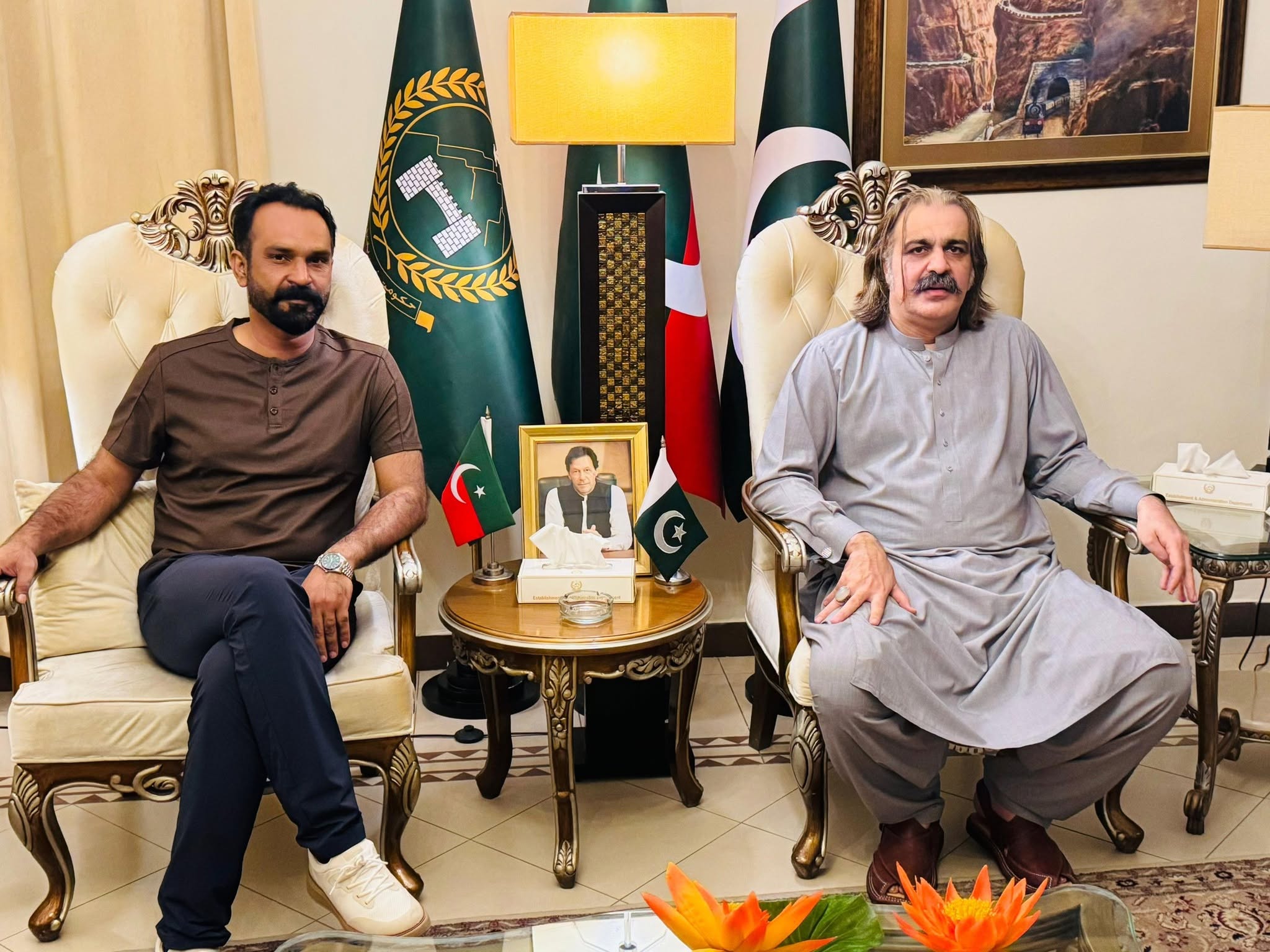 پاکستان تحریکِ انصاف کے کسان ونگ کے سیکرٹری اطلاعات خالد نواز سدھرآئچ کی علی امین گنڈاپور سے اہم ملاقات اسلام آباد: Kpk ہاؤس اسلام آباد میں پاکستان تحریکِ انصاف کے متحرک رہنما، کسان ونگ کے سیکرٹری اطلاعات اور ٹوبہ ٹیک سنگھ سے عوامی ایم این اے، جناب خالد نواز سدھرآئچ نے خیبرپختونخوا کے چیف منسٹر اور تحریک انصاف کے سینئر رہنما جناب علی امین خان گنڈاپور سے ایک خصوصی ملاقات کی۔  ملاقات میں ملکی سیاسی صورتحال، کسانوں کو درپیش مسائل اور تنظیمی امور پر تفصیلی مشاورت کے حوالے سے نہایت اہمیت کی حامل رہی۔ دونوں رہنماؤں نے تحریک انصاف کے منشور اور عوامی فلاح کے مشن کو مزید مؤثر انداز میں آگے بڑھانے کے عزم کا اظہار کیا۔ کسانوں کے حقوق، زرعی اصلاحات اور پسماندہ طبقات کی فلاح پر بھی سیر حاصل گفتگو ہوئی۔ خالد نواز سدھرآئچ نے علی امین گنڈاپور کی قیادت پر اعتماد کا اظہار کرتے ہوئے کہا کہ خیبرپختونخوا میں عوام دوست پالیسیوں کا تسلسل تحریک انصاف کی نظریاتی وابستگی کا منہ بولتا ثبوت ہے۔ دوسری جانب وزیر اعلیٰ نے خالد نواز سدھرآئچ کے سیاسی کردار اور کسان ونگ میں ان کی خدمات کو سراہا