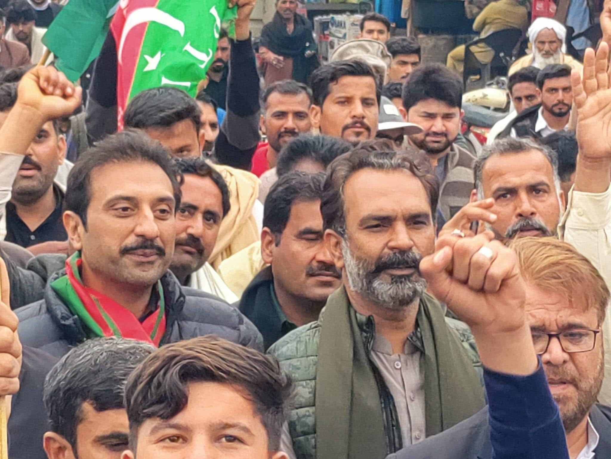  ٹوبہ ٹیک سنگھ/ NA106 
بانی پاکستان تحریک انصاف کی کال پر تحریک انصاف کا ٹوبہ ٹیک سنگھ میں احتجاجی پاورشو ،  45 فارم کے مطابق جیتے ہوۓ عوامی ایم این اے حلقہ 106 خالد نواز سدھرائچ  پی پی 122سے45 فارم کے مطابق جیتے ہوۓ عوامی ایم پی اے سردار خاورشیر خان گادھی مینڈیٹ چوری کے دونوں رہنما ایک بہت بڑی احتجاجی ریلی کی قیادت کرتے ہوئے ٹوبہ پہنچے  