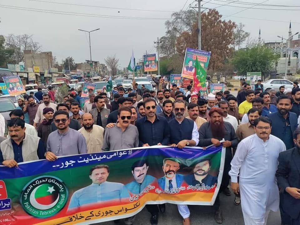 ٹوبہ ٹیک سنگھ :رہنما پاکستان تحریک انصاف سردار خاور شیر خان گادھی اور خالد نواز کی قیادت میں احتجاجی ریلی۔
