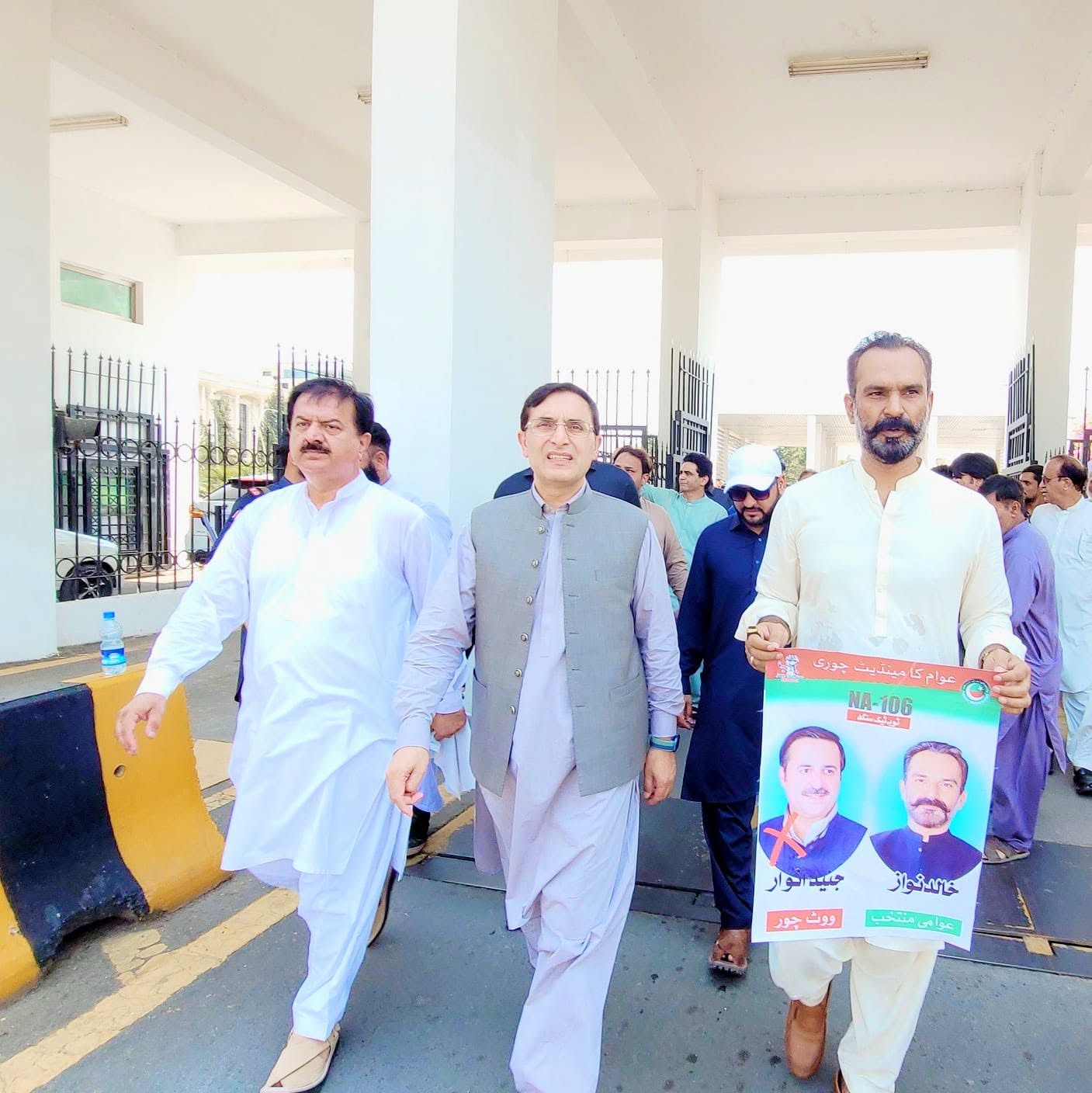عوامی MNA خالد نواز سدھرآئچ کی پی ٹی مرکزی قیادت اور پارٹی عہدے داروں کے ہمراہ سپریم کورٹ سے پارلیمنٹ ہاؤس تک تحریک انصاف کے ایم این ایز اور Form 45 کے مطابق MNA کی احتجاجی واک
