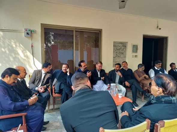 پاکستان تحریک انصاف کے رہنما این اے106 ٹوبہ ٹیک سنگھ خالد نواز سدھرآئچ اپنے وکلاء ٹیم کے ہمراہ ٹوبہ بار ایسوسی ایشن میں عوامی مینڈیٹ چوری" کیخلاف پرامن احتجاج ریلی پر مشاورت کر رہے ہیں 