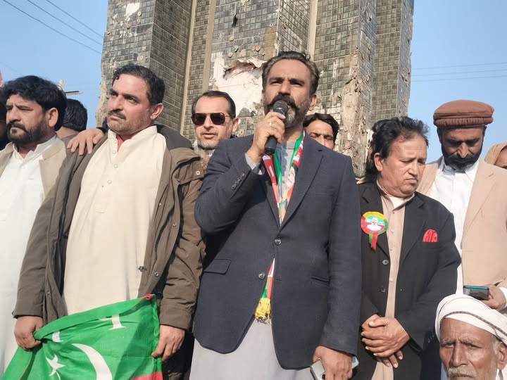خالد نواز سدھرآئچ
امیدوار برائےقومی و  صوبائی اسمبلی
الیکشن کراؤ ملک بچاؤ ریلی کے سلسلہ میں پی ٹی آئی
پبلک سیکرٹریٹ میں آنے والے پر جوش کارکنوں کو