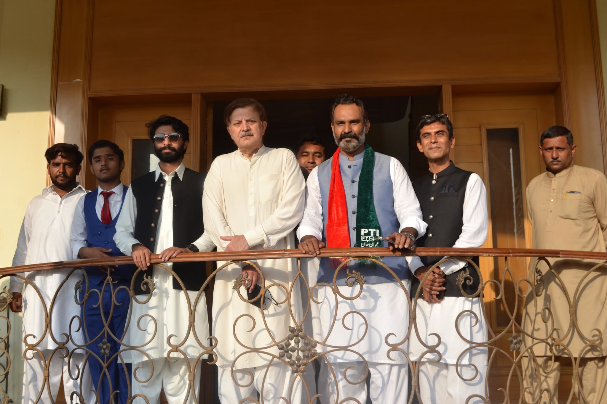 September 26, 2022
 ·
خبر شامل کرتے ہیں ٹوبہ ٹیک سنگھ سے جہاں پر پاکستان تحریک انصاف کے مرکزی رہنماء اور سابق وفاقی وزیر ھمایوں ا ختر خان نے کہا ہے کہ پاکستان کی تاریخ کے تباہ کن ترین سیلاب میں متاثر ہونے والے تین کروڑ سے زائد افرادکی بحالی پاکستان تحریک انصاف کے ایجنڈے کی اولین ترجیح ہے جس کیلئے پارٹی قائد عمران خان کی نگرانی میں ٹیلی تھون کے ذریعے کافی فنڈز جمع کئے جا چکے ہیں. ان فنڈز کے استعمال سے بے گھر ہونے والے خاندانوں کو جلد از جلد دوبارہ آباد کرنے کی حکمت عملی طے ہو رہی ہے. کسانوں کے زرعی رقبے تباہ ہو چکے ہیں مویشیوں کو پانی اپنے ساتھ بہا کر لے گیا اور مکان زمین بوس ہو چکے ہیں اور تباہ کاری کے متاثرین کومعاشی اعتبار سے بھی دوبارہ اپنے پاؤں پرکھڑا کرنا ہمارے لئے ایک چیلنج ہے. انہوں نے ان خیالات کا اظہار گذشتہ شب سمندر پا رپاکستانی ورکروں کے حقوق و ملازمتوں کی محافظ تنظیم نائٹ ہیومن مینجمنٹ (کے ایچ ایم)، شالان اینڈ جی ایل پاکستان کے چیف ایگزیکٹو آفیسراور  امیدوار برائے صوبائی اسمبلی حلقہ پی پی 121 خالد نواز سدھریچ کے ہمراہ پی ٹی آئی پبلک سیکرٹریٹ 288 گ ب میں  ایک بہت بڑے عوامی اجتماع سے خطاب کرتے ہوئے کیا.   انہوں نے کہا کہ ملک کا ایک تہائی حصہ اس وقت سیلاب میں ڈوبا ہوا ہے.  ان کو گھروں میں آباد کرنا ہماری پہلی ترجیح ہے اور ہمارے چیئرمین عمران خان اس سلسلے میں بہت کچھ کرنا چاہتے ھیں. ٹیلی تھون کے ذریعے جو فنڈ جمع ہو چکے ہیں ان کے ذریع بے گھروں کو جلد از جلد آباد کرنا چاہتے ہیں. انہوں نے کہا عمران خان اور ان کے ساتھی اغیار کی معاشی و سیاسی غلامی اور غربت کی زنجیروں کو توڑنے کی عملی جدوجہد کر رہے ہیں.  انہوں نے مزید کہا کہ ملک کی تعمیر وترقی کا واحد حل الیکشن ہیں. امیدوار برائے  قومی و صوبائی اسمبلی  خالد نواز سدھریچ نے کہا کہ ہماری جماعت اور لیڈر شپ وہ نہیں جس نے2005 ء کے زلزلے کے اربوں ڈالر اور دیگر فنڈز اپنی تجوریوں میں بھر کے عوام کو محض طفل تسلیاں دیں بلکہ ہماری لیڈر حقیقی معنوں میں عوام کو غربت اور محرومیوں سے اٹھا کر اوپر لانا چاہتی ہے. انہوں نے کہا کہ میں اور ہم سب عمران خان کے سپاہی ہیں اور اس حیثیت میں ہمیں پتہ ہے کہ ہماری لیڈر شپ اس قوم کے ساتھ کتنی مخلص ہے. ہم سیلاب متاثرین کیلئے پوری امانت، دیانت اور صداقت کے ساتھ کام کر رہے ہیں. انہوں نے کہا کہ نہ مجھے شہرت چاہیے اور نہ ہی دولت کا لالچ ہے. میں ایک عام آدمی ہوں اور عوام کے اسرار پر بغیر کسی لالچ کے سیاست میں داخل ہوا ہوں. میں عام آدمی کی سیاست کرنا چاہتا ہوں اوپر سے آنے والوں کو عام آدمی کے مسائل کا علم ہی نہیں.  غریب آدمی کے مسائل وہی جان سکتا ہے جو ان کے درمیان موجود ہو اور میں ہمیشہ عوام کے درمیان موجود رہتا ہوں. انہوں نے کہا کہ خالد نواز کو عوامی خدمت کیلئے کسی ٹکٹ کی خواہش نہیں لیکن کئی مسائل ایسے ہوتے جو سیاسی پلیٹ فارم سے ہی حل ہو سکتے ہیں اور اسی لئے میں عوامی خواہش پر پی ٹی آئی کے ٹکٹ پر الیکشن لڑوں گا. جلسہ سے میاں حماد ذوالفقار انصاری امیدوار برائے قومی اسمبلی نے بھی خطاب کیا.