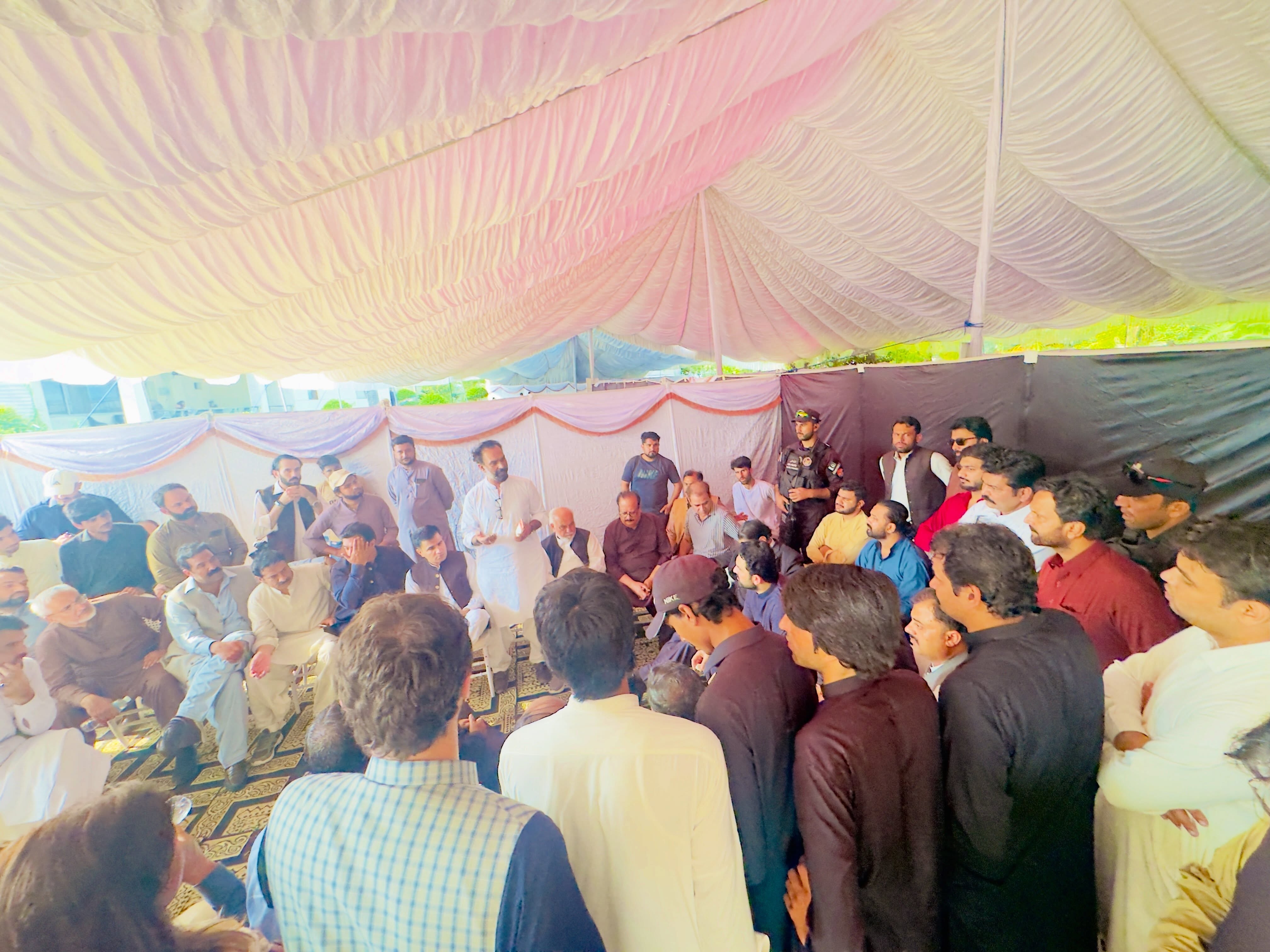خالد نواز سدھرآئچ کی سہیل خان آفریدی کو سٹریٹ مومنٹ کے حوالے سے آگاہ کرتے ہوئے